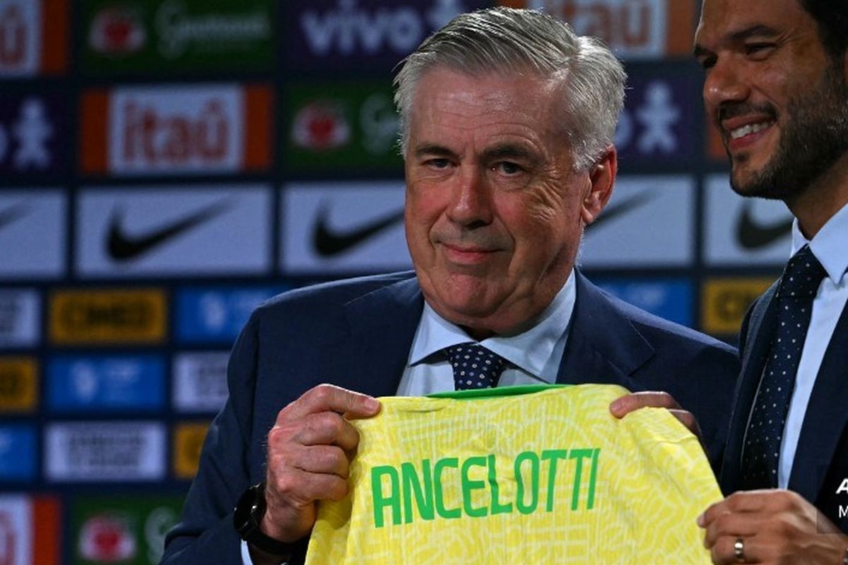Carlo Ancelotti (kiri) menerima kaus tim dari Presiden CBF, Samir Xaud, dalam presentasi resminya sebagai pelatih Brasil