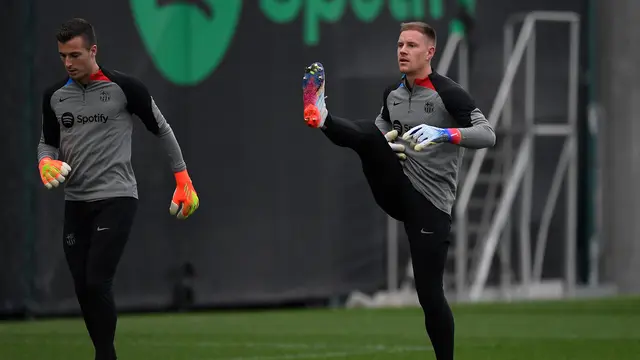 Kiper Barcelona Inaki Pena (kiri) dan Marc-Andre ter Stegen