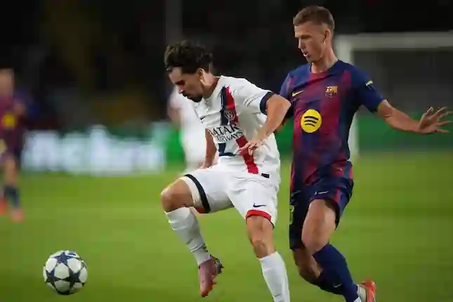 Vitinha berduel memperebutkan bola dengan Dani Olmo
