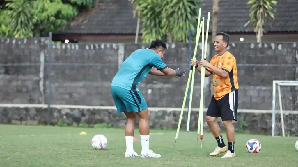 Pelatih PSS Sleman, Ansyari Lubis (kanan)