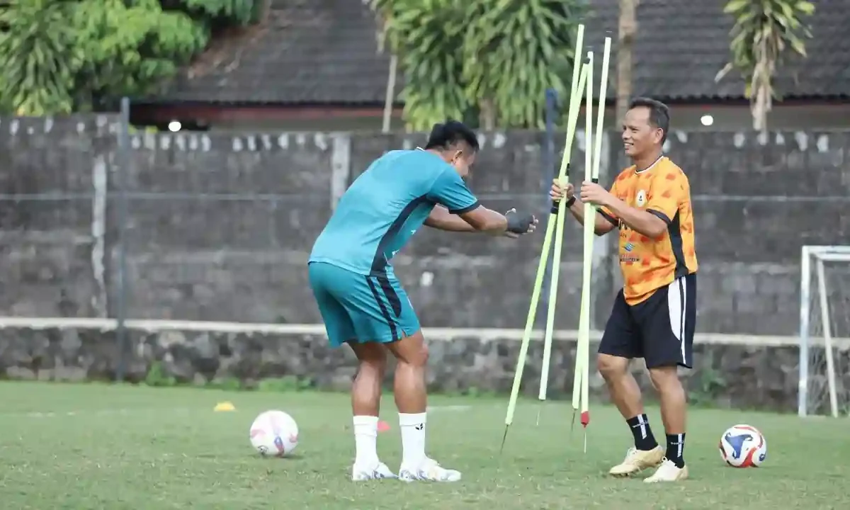 Pelatih PSS Sleman, Ansyari Lubis (kanan)